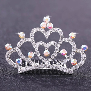 Funkelnder silberner Diadem-Haarkamm mit Herzdesign, klaren Steinen und AB-Kristallen