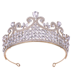 Couronne de mariée élégante dorée avec des strass étincelants en forme de poire