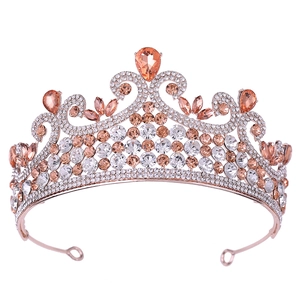 Détail de la couronne en or rose avec cristaux de champagne et anneaux de fixation
