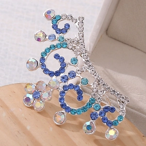 Vue détaillée du peigne diadème argenté avec strass bleus et motifs floraux ciselés