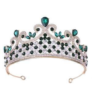 Détail macro d'une couronne de mariée avec pierres vert émeraude et strass blancs