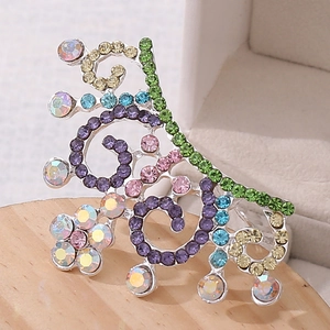Vue macro de strass colorés et de motifs de vigne sur le peigne à couronne argenté