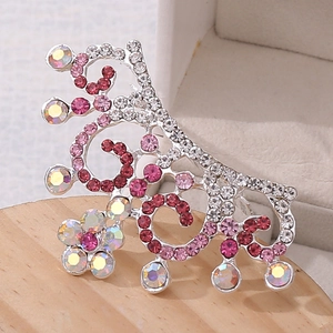 Vue macro du peigne à cheveux couronne argentée avec strass roses et pierres précieuses