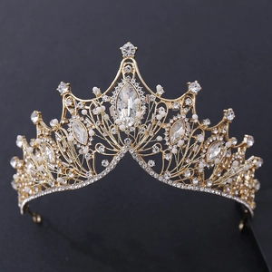 Vue détaillée de la couronne de mariée dorée avec cristaux et perles artificielles blanches