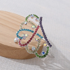 Dettaglio ravvicinato di un pettine per capelli a corona con strass colorati e brillanti