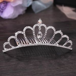 Pettine per capelli a tiara nuziale argentata con cuori di cristallo e ciondolo