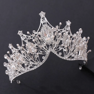 Vue détaillée du diadème de mariée avec strass et cristaux sur un fond noir mat