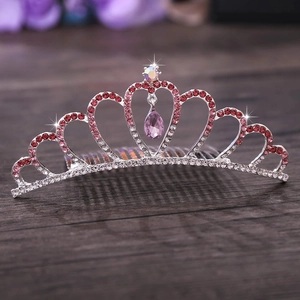 Dettaglio di pettine a corona in argento con strass rosa a cuore e riflessi scintillanti