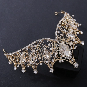Détail de la couronne de mariée baroque dorée avec strass et perles blanches