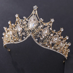 Tiara de mariée dorée élégante avec cristaux étincelants et perles blanches sur noir