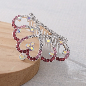 Dettaglio del pettine per capelli a tiara con strass rosa e cristalli arcobaleno AB