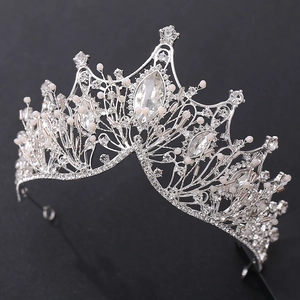 Couronne de mariée élégante en argent avec strass brillants et perles blanches