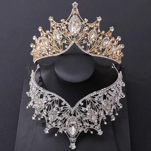 Détail de tiares de mariée luxueuses avec strass et perles en finition or et argent