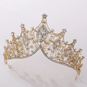Détail d'une couronne de mariée dorée sertie de strass brillants et de perles blanches