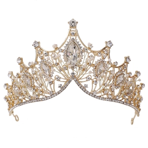Diadème de mariée doré élégant avec cristaux marquise et strass sur fond blanc