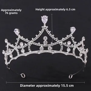 Vue détaillée d'une couronne de mariée argentée en zircon avec dimensions 15,5x6,5cm et 76g