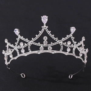 Détail d'une couronne de mariée avec cristaux poire et zircons ronds sur métal argenté
