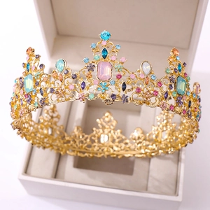 Vue détaillée d'une couronne baroque dorée sertie de strass multicolores