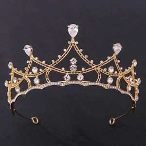 Détail macro du diadème de mariée doré avec zircons en poire et détails symétriques