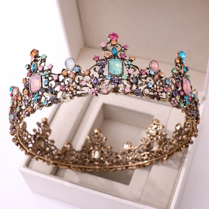 Vue macro de la couronne baroque avec métal bronzé et gemmes colorées dans une boîte