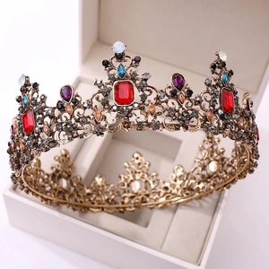 Détail d'une couronne baroque de mariée avec cristaux colorés sur métal doré antique