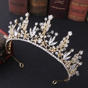 Detaillierte Makroansicht der Kristallperlen und des Blattdesigns am goldenen Diadem