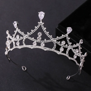 Tiara de mariée argentée élégante avec cristaux taille poire et détails pavés de strass