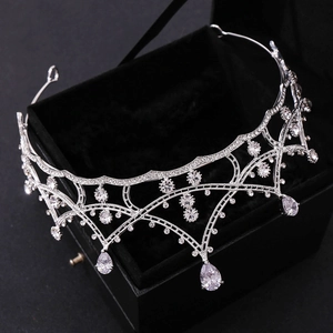 Détail d'un diadème de mariée en argent orné de zircons et de pendentifs en cristal