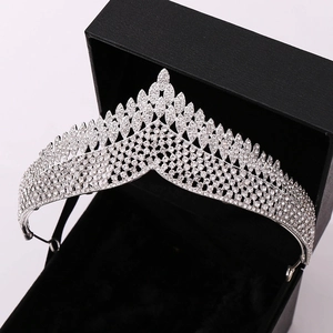 Eleganter silberner Braut-Diadem mit funkelnden Strasssteinen auf schwarzer Box