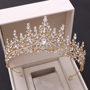 Détails de la couronne de mariée dorée luxueuse avec strass en boîte à bijoux