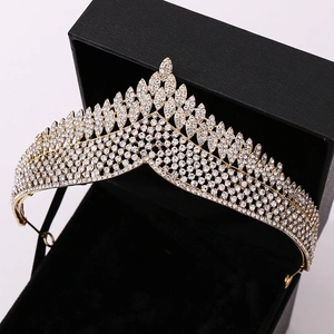 Eleganter goldener Brautkronen-Haarschmuck mit weißen Steinen in schwarzer Box