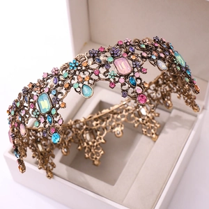 Détail d'une couronne baroque sertie de cristaux colorés dans un écrin à bijoux blanc