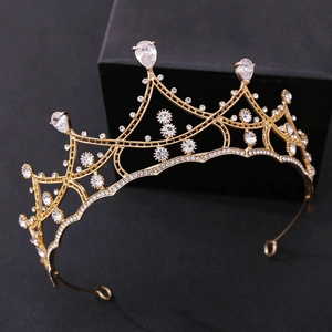 Diadème de mariée doré élégant avec cristaux scintillants sur une boîte cadeau noire