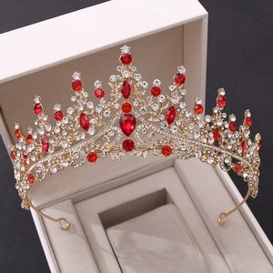 Détail du diadème de mariée en or avec cristaux rouges et strass dans un coffret blanc