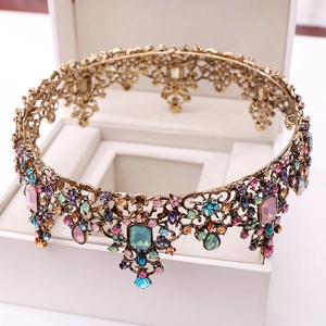 Détail d'une couronne baroque avec cristaux colorés sur base en métal bronze vintage