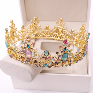 Détail macro d'une couronne de mariée baroque avec strass colorés et filigrane doré