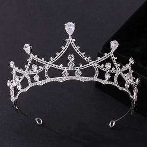 Vue détaillée d'une couronne de mariée argentée avec zircon en poire et détails en pierres