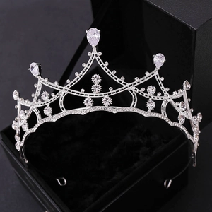 Détail macro du diadème de mariée en argent avec zircons brillants sur boîte noire