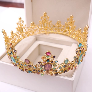 Gros plan d'une couronne de mariée en or avec strass colorés dans un écrin à bijoux blanc