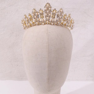 Elegante corona da sposa dorata con cristalli strass e perle su un manichino