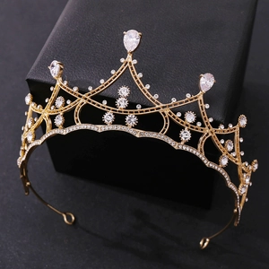 Vue détaillée du diadème de mariée doré orné de strass brillants en forme de goutte