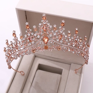 Détails de la couronne de mariée baroque en or rose avec zircons champagne et blancs