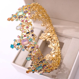 Couronne de mariée baroque vintage avec cristaux colorés sur monture en métal doré