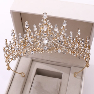 Détail d'un diadème de mariée doré orné de strass blancs et motifs en filigrane