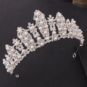 Dettaglio della tiara da sposa con base in metallo argento, strass e perle bianche