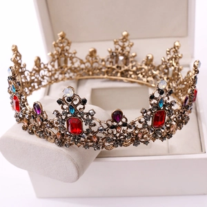 Détails d'une couronne baroque vintage avec diamants noirs et pierres colorées