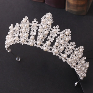Elegante corona da sposa in argento con file di strass scintillanti e perle bianche