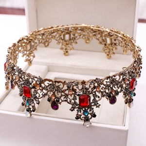 Détail de la couronne baroque vintage dorée avec pierre précieuse rouge et bijoux colorés