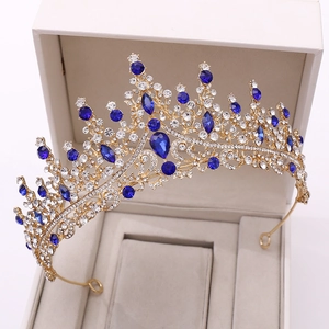 Détail du diadème royal doré avec cristaux bleu marine de luxe et strass brillants