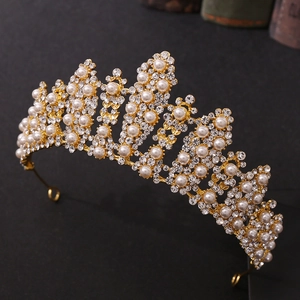Vista dettagliata di una tiara nuziale dorata con perle e cristalli pregiati